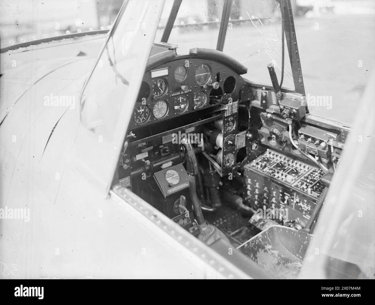 La cabina di pilotaggio di un velivolo Tarpon presso la Royal Naval Air Station Lee-on-Solent, Fleet Air Arm, tra il 13 e il 17 settembre 1943. Foto Stock