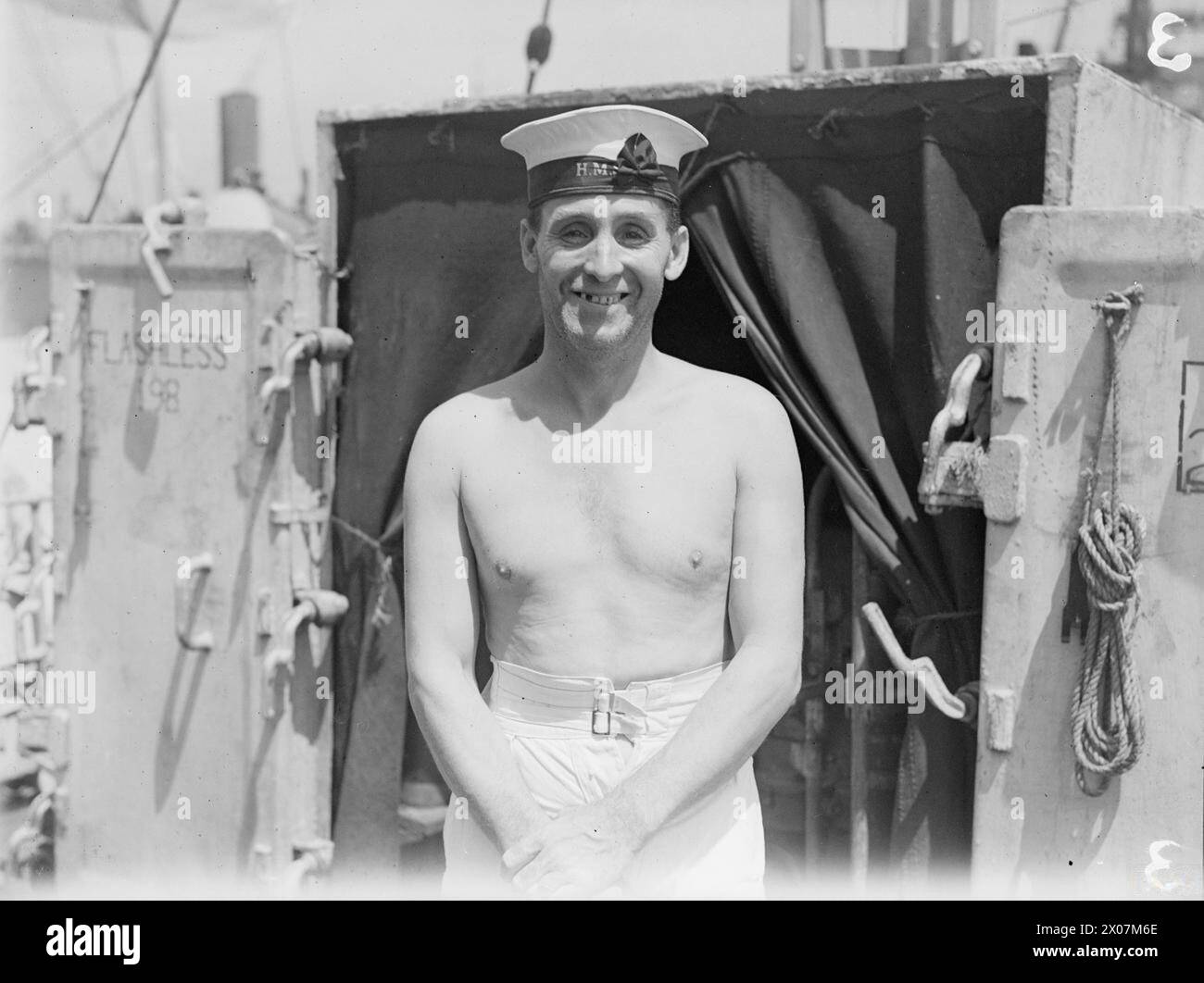 La HMS Pathfinder sventolò una bandiera giapponese catturata il 3 marzo 1945 a Colombo, ricevuta dai Royal Garwhal Rifles dopo il supporto nell'azione sull'isola Ramree. Il membro dell'equipaggio Able Seaman A. Johnson di Liverpool è noto come parte della compagnia della nave. Foto Stock