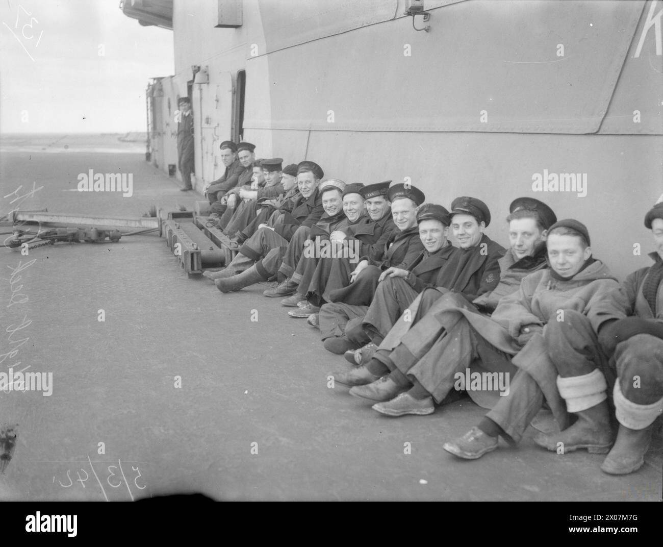 LA FLOTTA NAZIONALE COPRE CONVOGLI DA E PER LA RUSSIA. DAL 2 AL 9 MARZO 1942, A BORDO DELLA HMS VICTORIOUS IN MARE NELL'ATLANTICO SETTENTRIONALE E NELL'OCEANO ARTICO. - Fleet Air Arm bordo della HMS VICTORIOUS in attesa del ritorno degli aerei dalla pattuglia Foto Stock