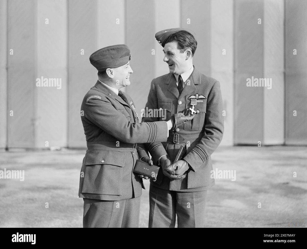 Il re e la regina visitarono una stazione di caccia della RAF, congratulandosi e ricevendo decorazioni da sua Maestà durante la visita. Foto Stock