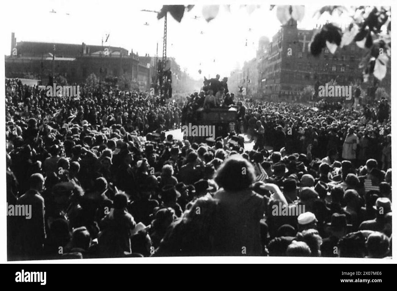 Una fotografia in tempo di guerra delle truppe britanniche accolte da folle entusiaste al loro arrivo a Copenaghen. L'immagine cattura la ricezione delle forze alleate durante la seconda guerra mondiale. Questa fotografia fa parte dei registri ufficiali dell'esercito britannico del 21st Army Group. Foto Stock