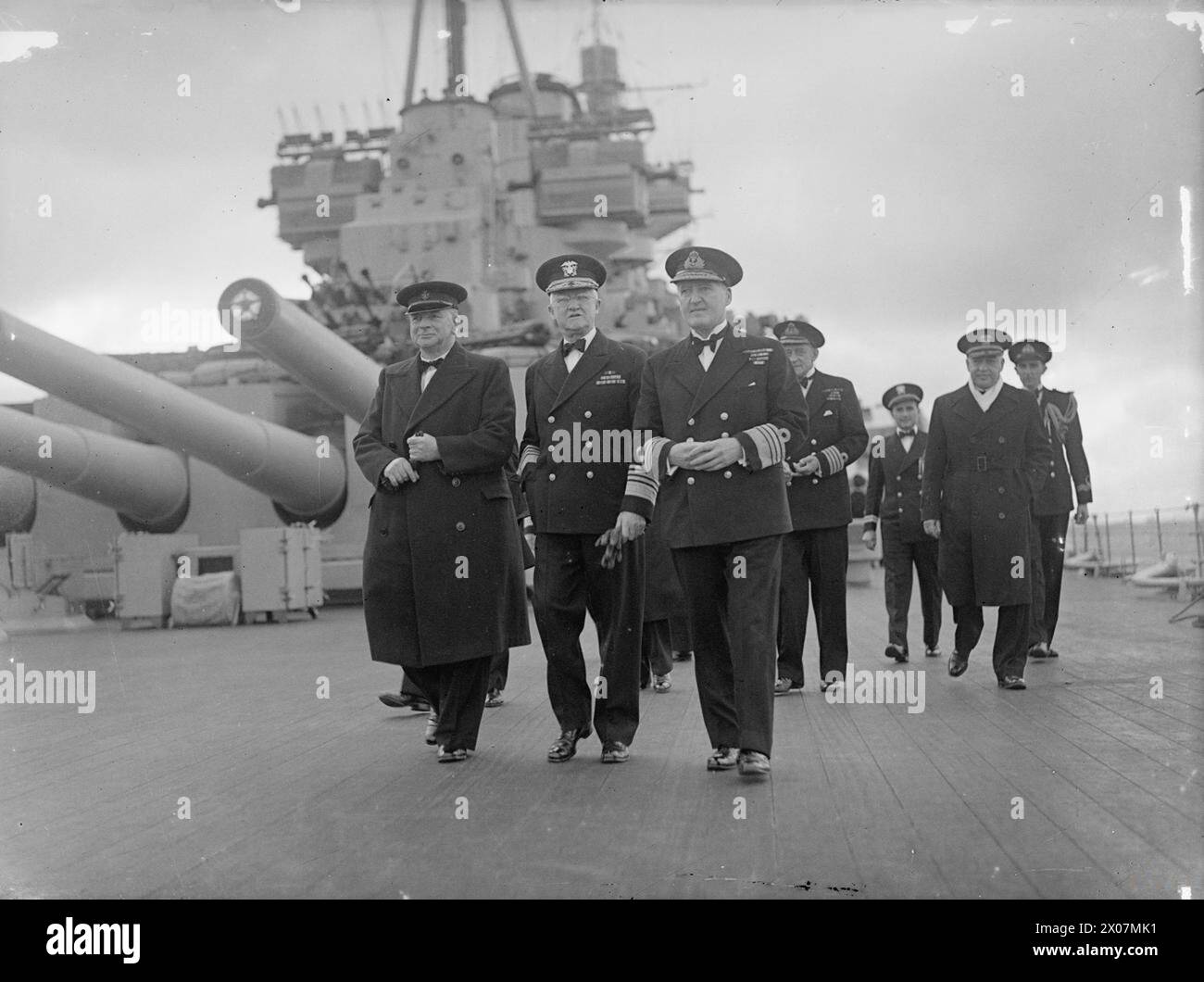 Il primo Lord, il signor A V Alexander, e l'ammiraglio H R Stark visitarono la Home Fleet a Scapa Flow nel giugno 1943, a bordo della HMS Duke of York con il comandante in capo dell'ammiraglio Sir Bruce Fraser. Foto Stock