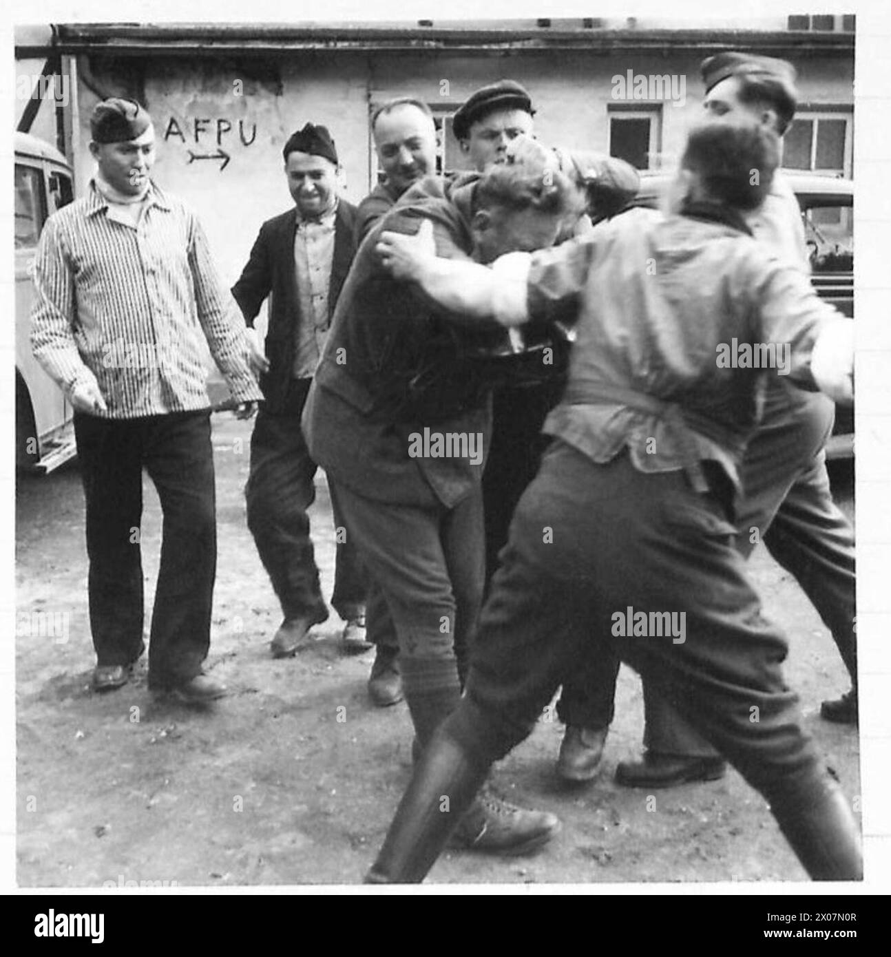 Una fotografia in tempo di guerra raffigurante un soldato tedesco catturato dalle forze sovietiche. L'immagine fu catturata durante l'avanzata alleata attraverso l'Europa, mostrando gli intensi scontri tra le truppe tedesche e sovietiche. La fotografia fa parte dei registri ufficiali dell'esercito britannico del 21st Army Group. Foto Stock