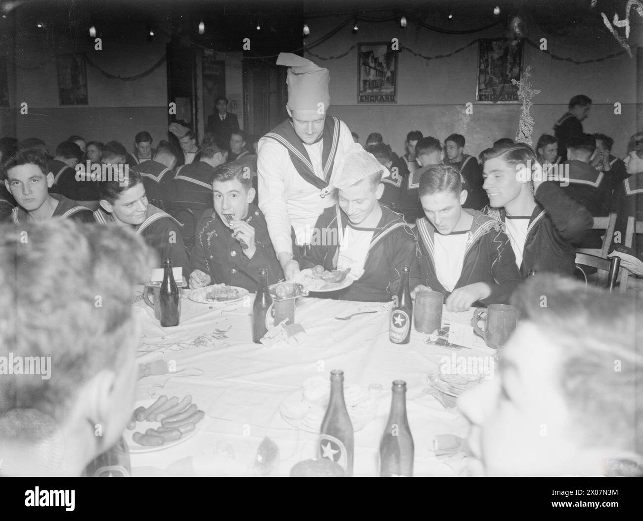 Il 25 dicembre 1941, i marinai in congedo presso l'Under Twenty Club di Alessandria furono serviti a cena di Natale da un abile ufficiale marinaio in uniforme. Foto Stock