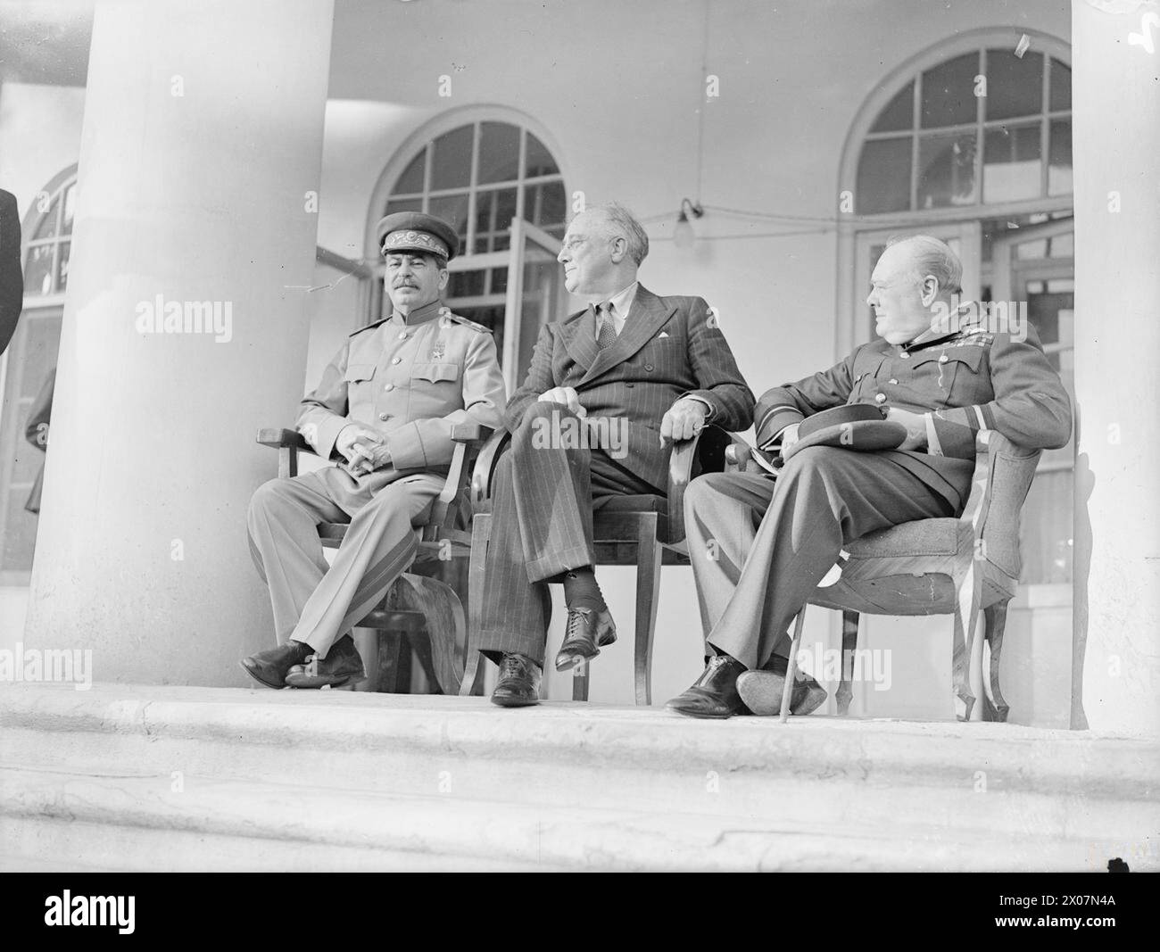 Il 30 novembre 1943, alla legazione sovietica di Teheran, Churchill, Roosevelt e Stalin si incontrarono e rilasciarono una dichiarazione congiunta sulla distruzione delle forze tedesche e sulla responsabilità per la pace post-bellica. Foto Stock