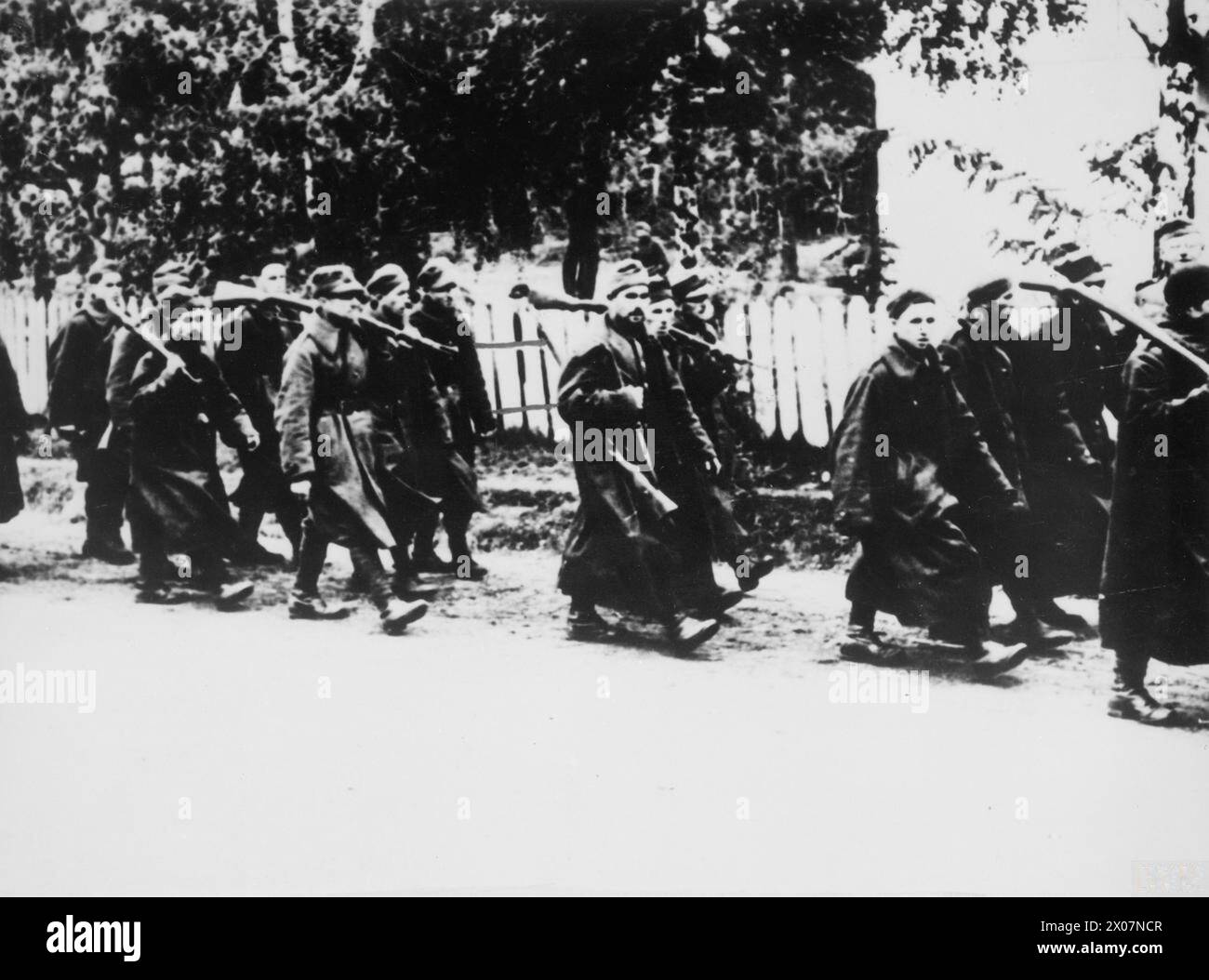 L'11 ottobre 1939, in seguito alla capitolazione di Varsavia, i prigionieri di guerra polacchi furono marciati verso un campo di prigionia durante l'invasione tedesca-sovietica della Polonia. Foto Stock