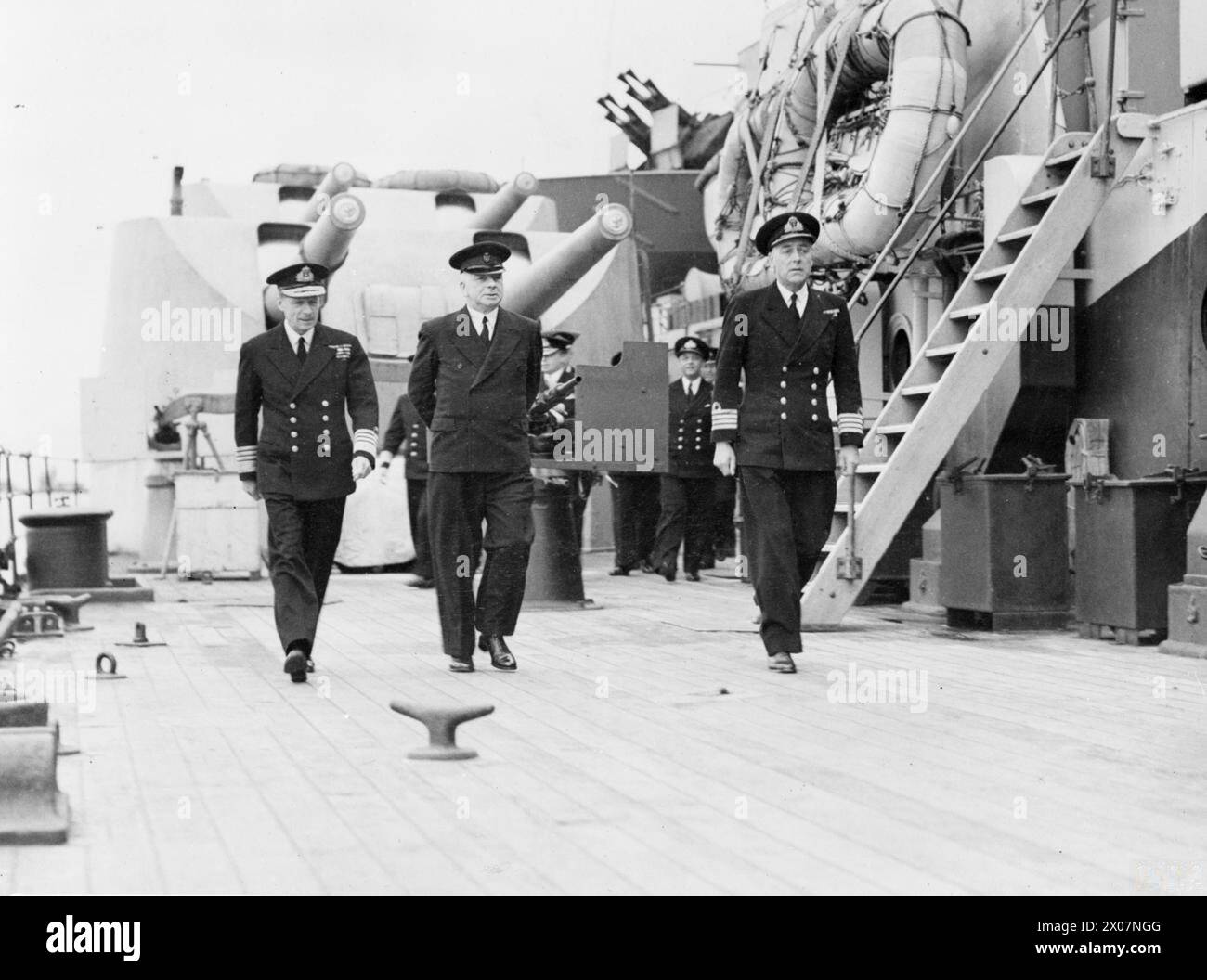 Visita del primo Lord dell'Ammiragliato, A V Alexander, alla Home Fleet a Scapa Flow l'11 maggio 1945, aprendo ufficialmente strade di barriera costruite su strade rialzate per proteggere dagli attacchi degli U-Boot. Foto Stock