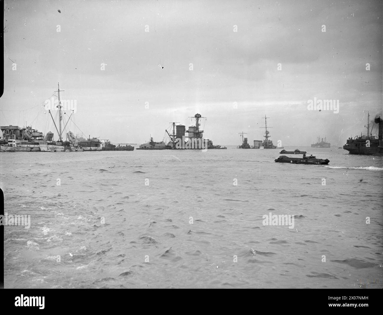 Nel giugno del 1944, una Gooseberry di navi a blocco, tra cui la HMS Durban e LA HMS SUMATRA, formò una barriera corallina al largo di Ouistreham per sostenere l'assemblaggio del porto di Mulberry per l'operazione Overlord. Foto Stock