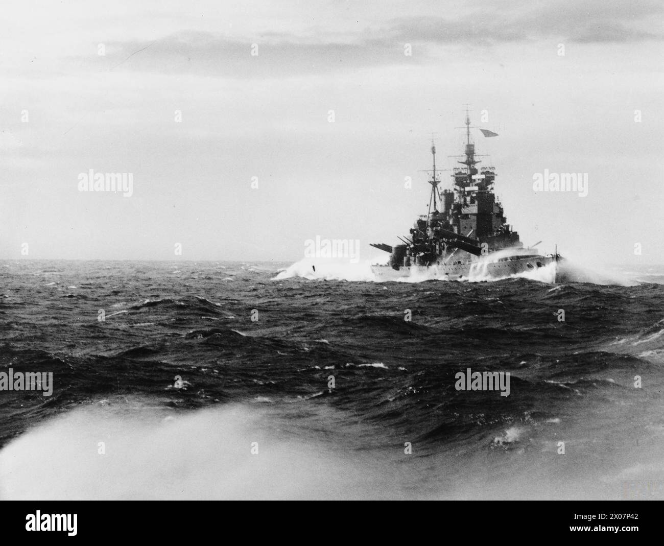 NAVI DA GUERRA BRITANNICHE DELLA SECONDA GUERRA MONDIALE - HMS DUKE OF YORK in corso in mare pesante Foto Stock