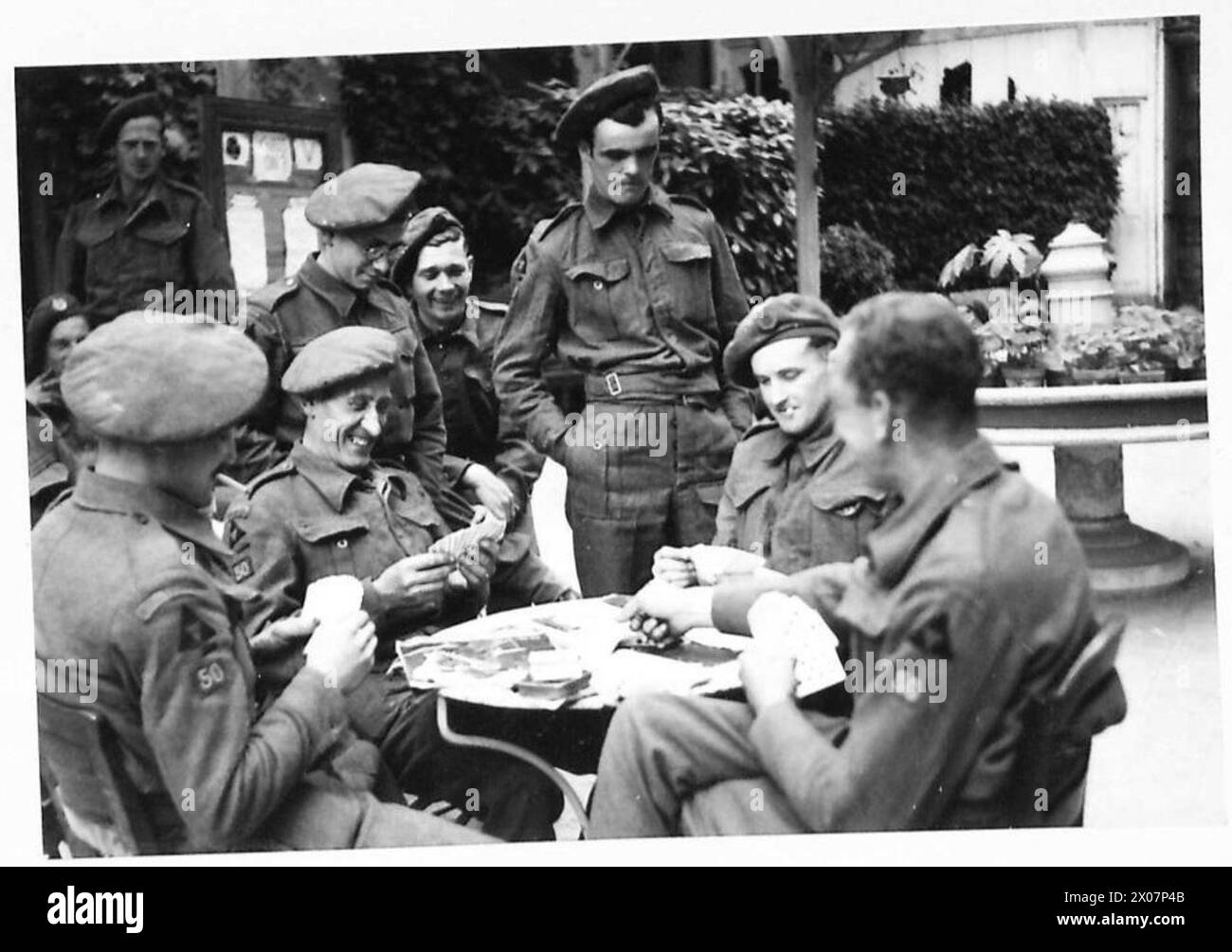Una fotografia in tempo di guerra che mostra gli sappatori britannici che si rilassano in un hotel di lusso francese riproposto come club di riposo. L'immagine cattura il cameratismo e il morale delle truppe britanniche durante la seconda guerra mondiale. Questa fotografia fa parte dei registri ufficiali dell'esercito britannico del 21st Army Group. Foto Stock