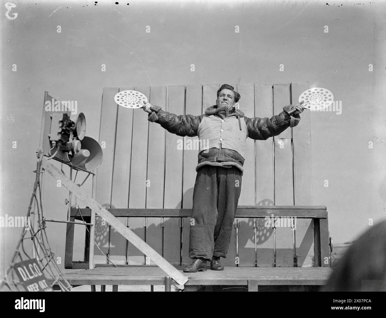 Il 15–17 agosto 1943, la HMS Argus al largo di Lamlash addestrò i piloti della Fleet Air Arm in sbarchi di portaerei, segnando 25 anni di servizio, con Lieut J A Welpy che fungeva da DLCO. Foto Stock