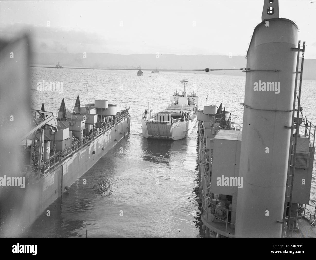 Il 30 novembre e il 1 dicembre 1943, la LCT (3) entrò nella HMS Eastway, la prima nave da sbarco, a Greenock, supportando le operazioni anfibie. Foto Stock