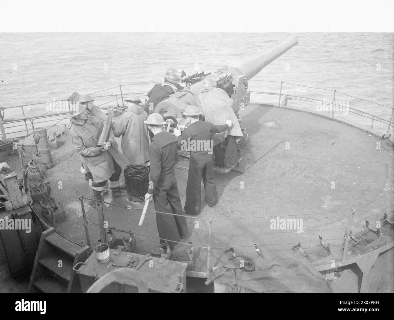 Tra il 19 e il 20 aprile 1943 a Liverpool, i cannoni DEMS erano equipaggiati con cannoni da sei pollici a bordo di navi mercantili difensive che trasportavano armi, munizioni, cibo e rifornimenti alla Gran Bretagna e ai fronti di battaglia, addestrati da ufficiali e valutazioni della Royal Navy. Foto Stock