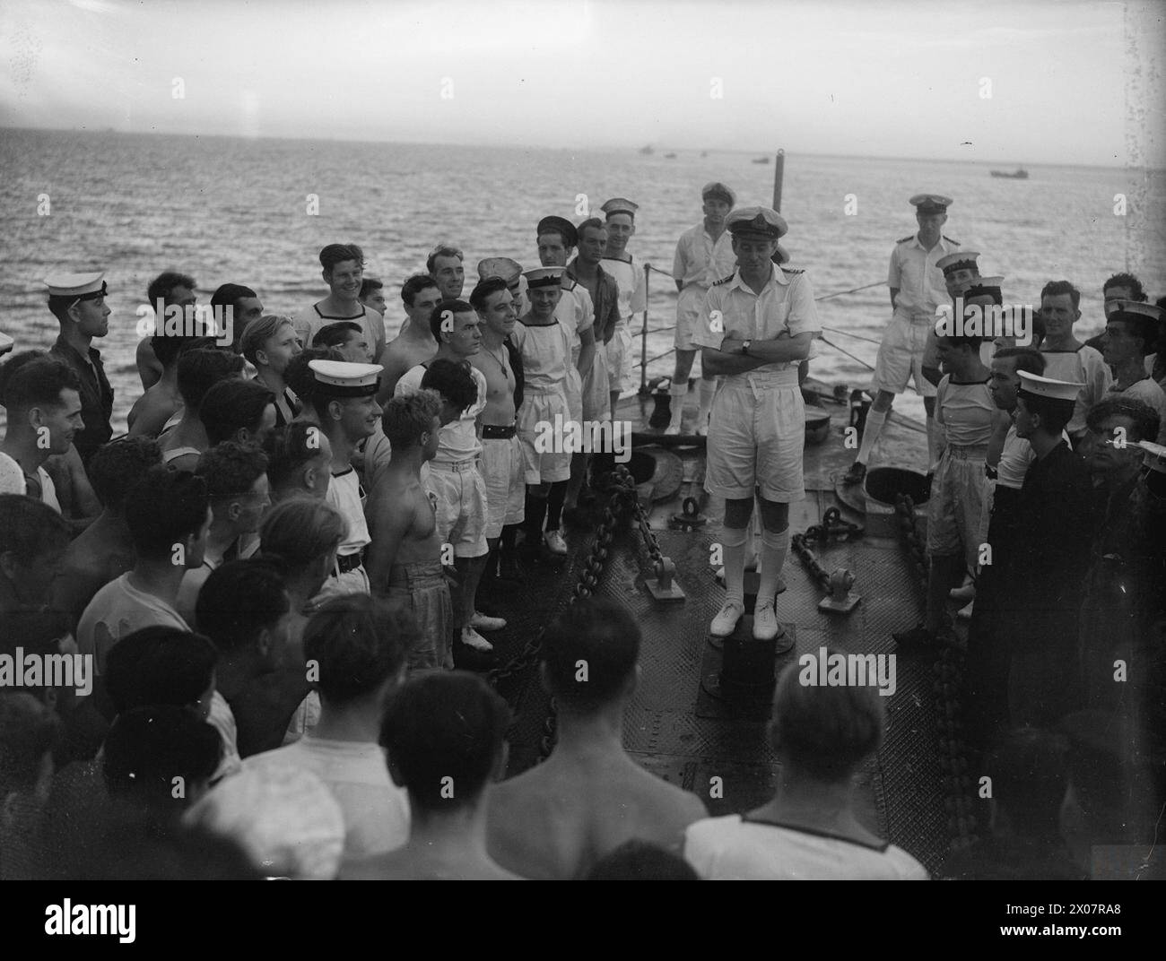 Dal 9 all'11 giugno 1943, la HMS Wheatland partecipò all'operazione alleata per catturare l'isola di Pantellaria. La nave bombardò le batterie e le installazioni costiere italiane. Il tenente comandante R. DelBrooke, DSO, DSC e Bar, ha informato l'equipaggio sui compiti dell'operazione. Le fotografie documentano l'unità navale britannica coinvolta nell'assalto. Foto Stock