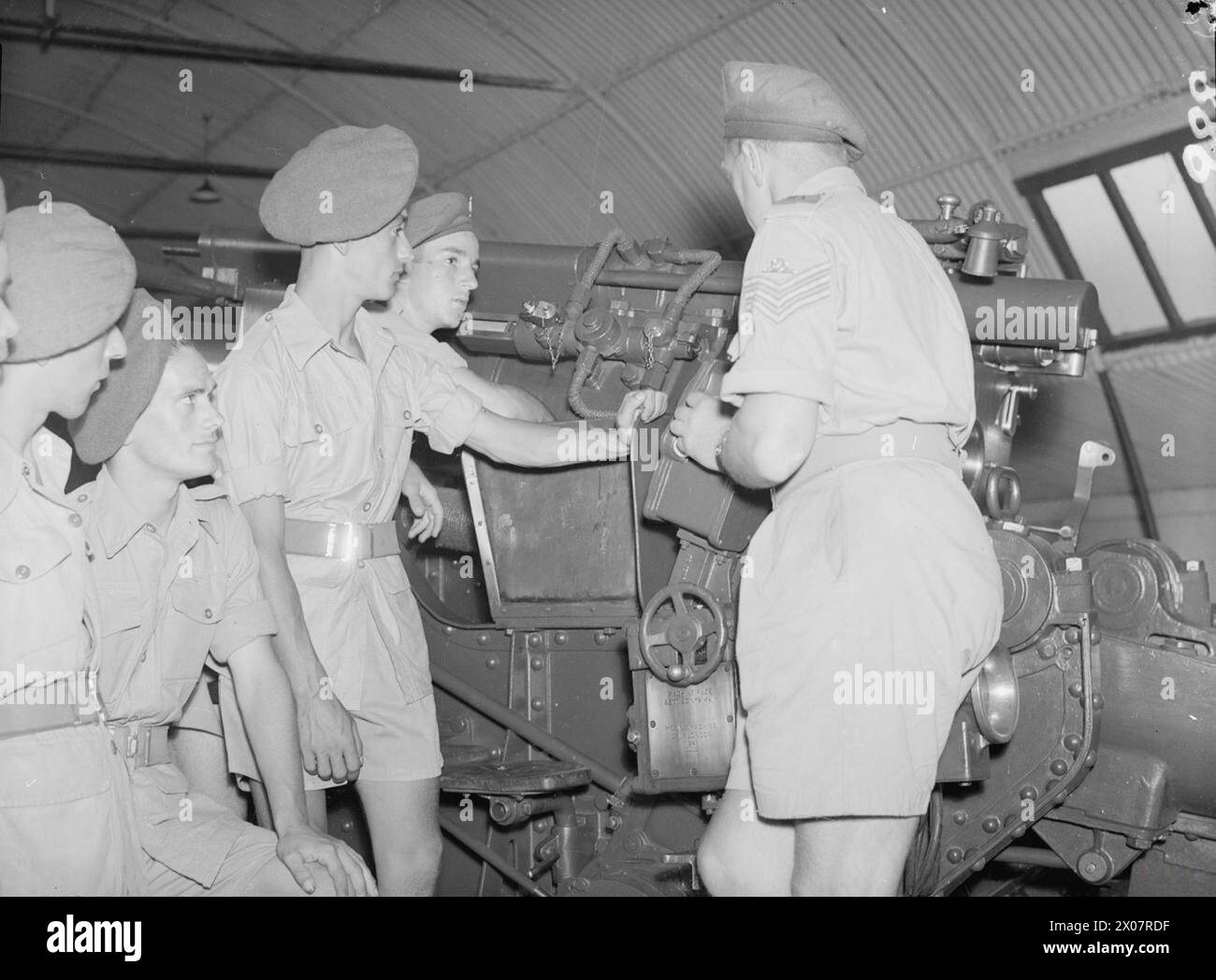 Questa è una fotografia ufficiale che raffigura una scena militare. Non vengono forniti dettagli specifici sul contenuto. Foto Stock