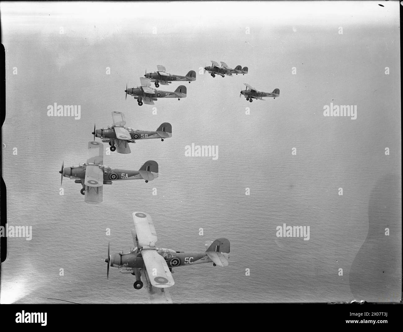 Otto aerei Fairey Albacore del 820 Naval Air Squadron sono raffigurati volare sopra l'acqua in un esercizio di addestramento, trasportando manichini e siluri vivi durante la seconda guerra mondiale. Foto Stock