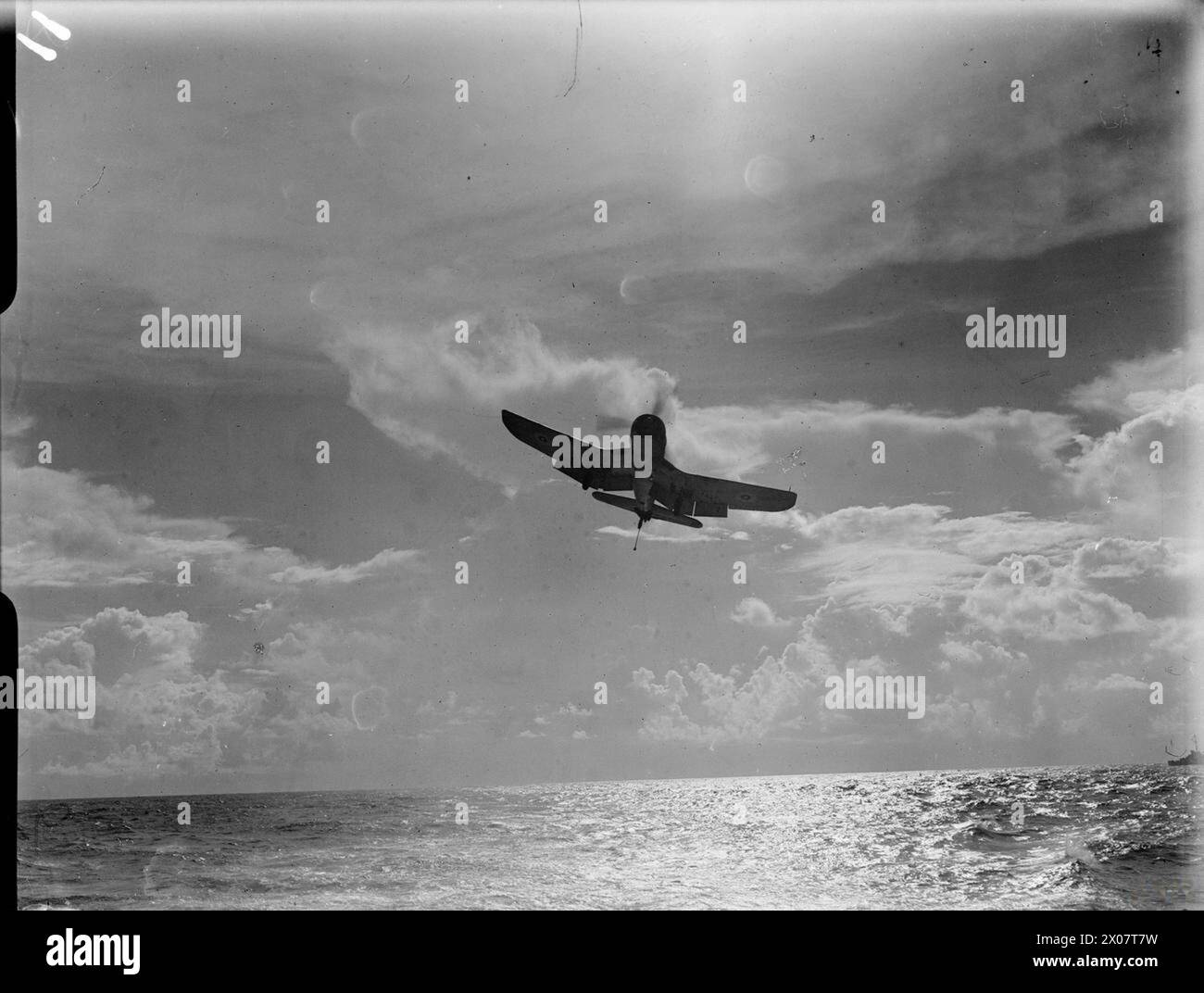 Un Chance-Vought Corsair atterra sulla HMS Illustrious mentre la portaerei naviga nell'Oceano Indiano durante la seconda guerra mondiale Foto Stock