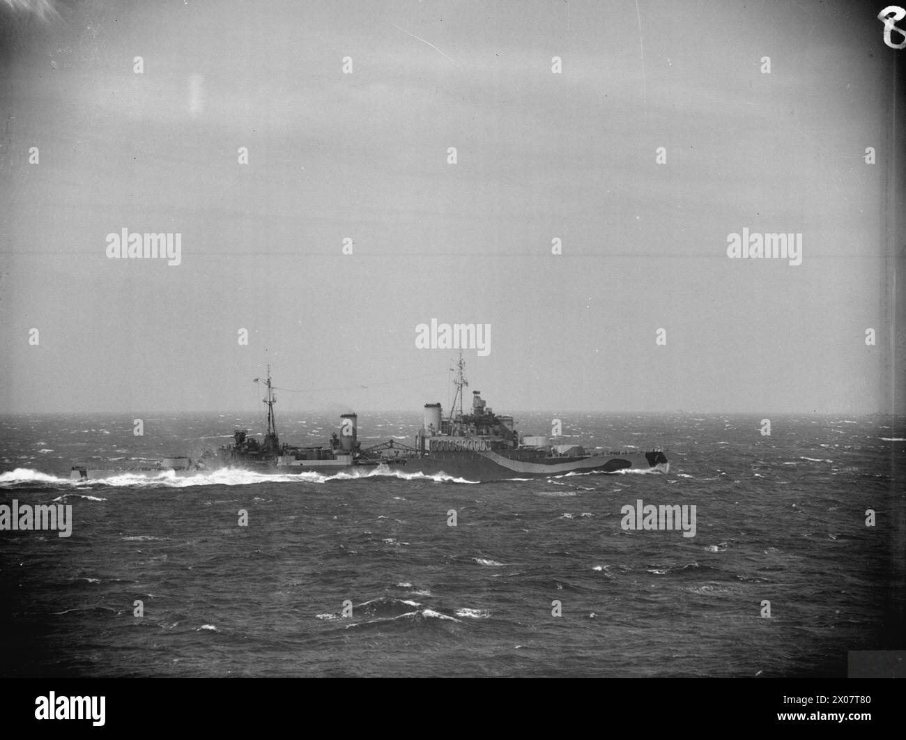 Dal 15 al 17 aprile 1943 la HMS Formidable, una portaerei da 000 tonnellate, si trovava nel Mediterraneo. L'incrociatore britannico Terranova operava nelle vicinanze in mare pesante. Foto Stock