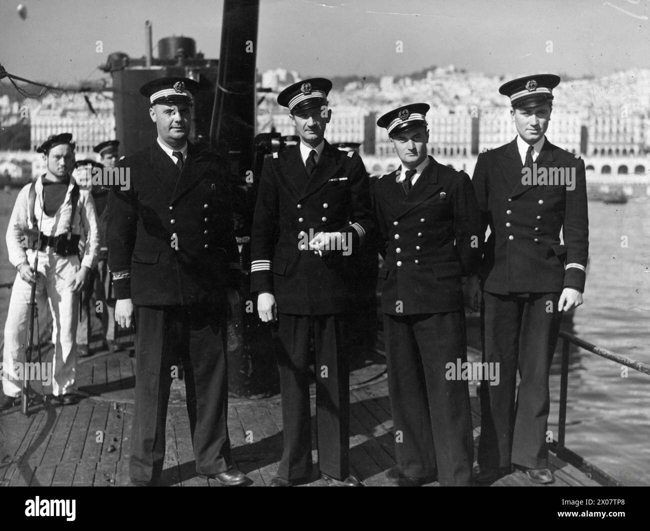 "CASABIANCA" È FUGGITO AL SOTTOMARINO FRANCESE E ORA CACCIA AL TRASPORTO DI ASSI NEL MEDITERRANEO. 20 MARZO 1943, ALGERI, "CASABIANCA", UNO DEI SOTTOMARINI FRANCESI FUGGITI DA TOLONE, DA ALLORA HA DATO LA CACCIA AL TRASPORTO DI ASSI NEL MEDITERRANEO. - Ufficiali della CASABIANCA: Da sinistra a destra: Il capo ingegnere Kerheur, il capitano l'Herminier (Legion d'onore e Croix de Guerre), il primo tenente Bellet e Lieut Lassere Foto Stock