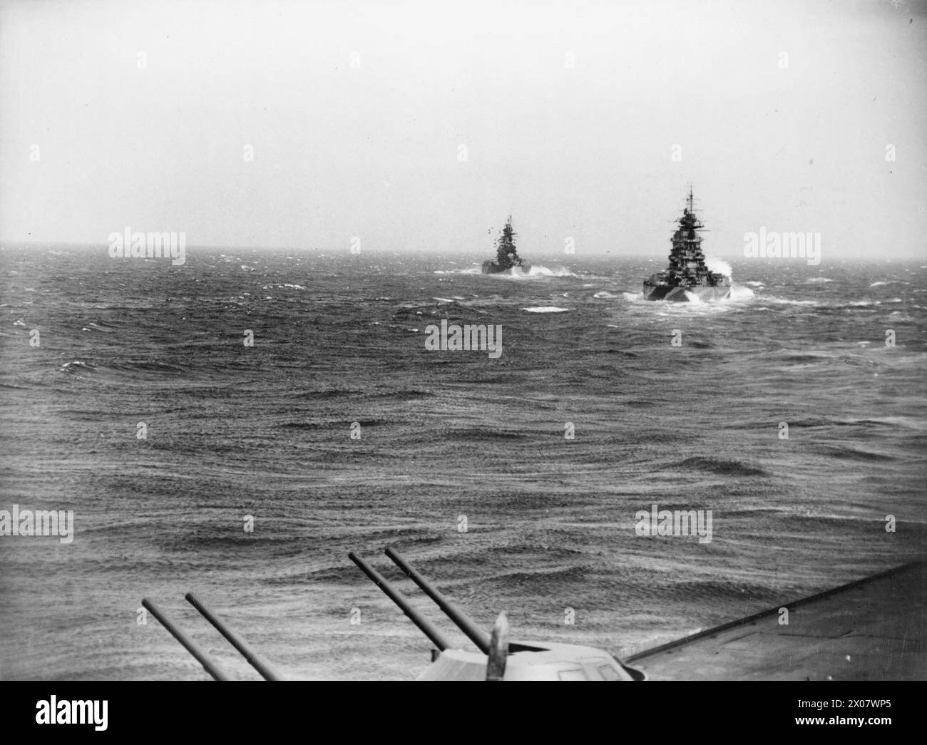 Dal 15 al 17 aprile 1943, la HMS Formidable, una portaerei da 000 tonnellate, è raffigurata nel Mediterraneo con le navi da battaglia HMS Rodney e HMS Nelson; i cannoni antiaerei sono visibili in primo piano. Foto Stock