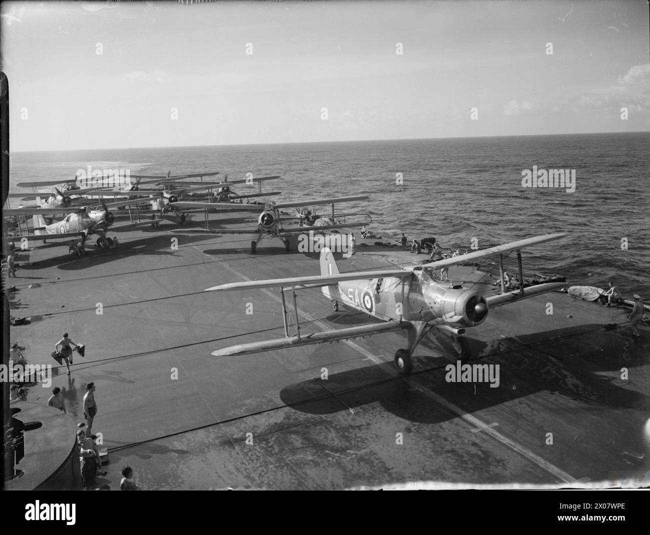 LA ROYAL NAVY DURANTE LA SECONDA GUERRA MONDIALE - Fairey Albacores del 820 Squadron, Fleet Air Arm era posizionata sul ponte di volo della HMS FORMIDABLE mentre era in servizio attivo Royal Navy, FORMIDABLE (HMS), Royal Navy, Fleet Air Arm, 820 Naval Air Squadron Foto Stock