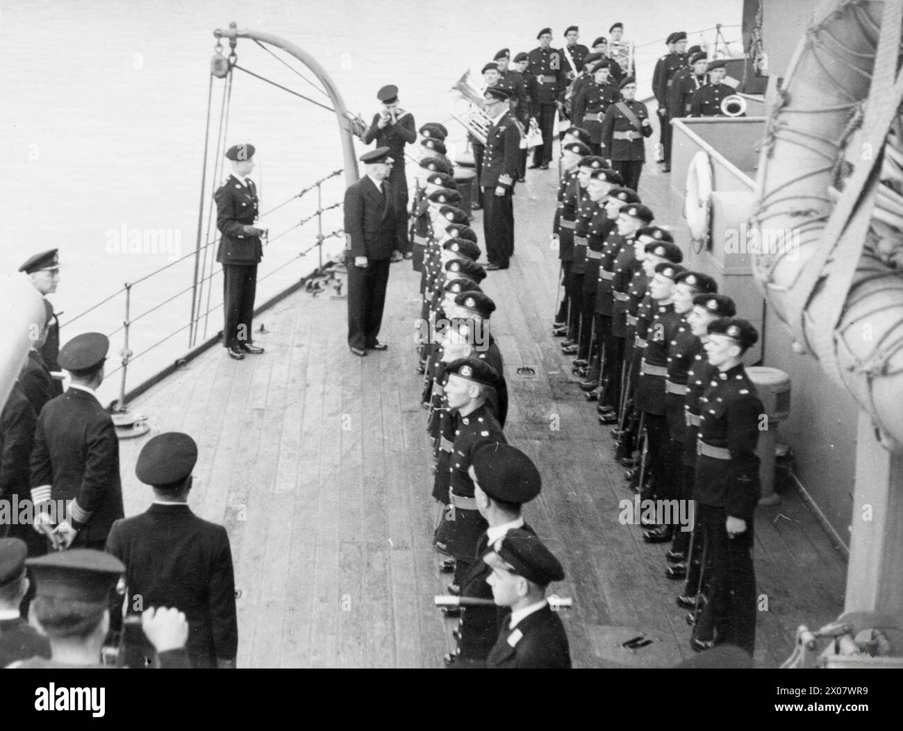 L'11 maggio 1945, il primo Lord dell'Ammiragliato A.V. Alexander visitò la Home Fleet a Scapa Flow e aprì formalmente strade di barriera costruite per proteggere dagli attacchi degli U-Boat, ispezionando la guardia d'onore della Royal Marine a bordo di una nave da guerra. Foto Stock