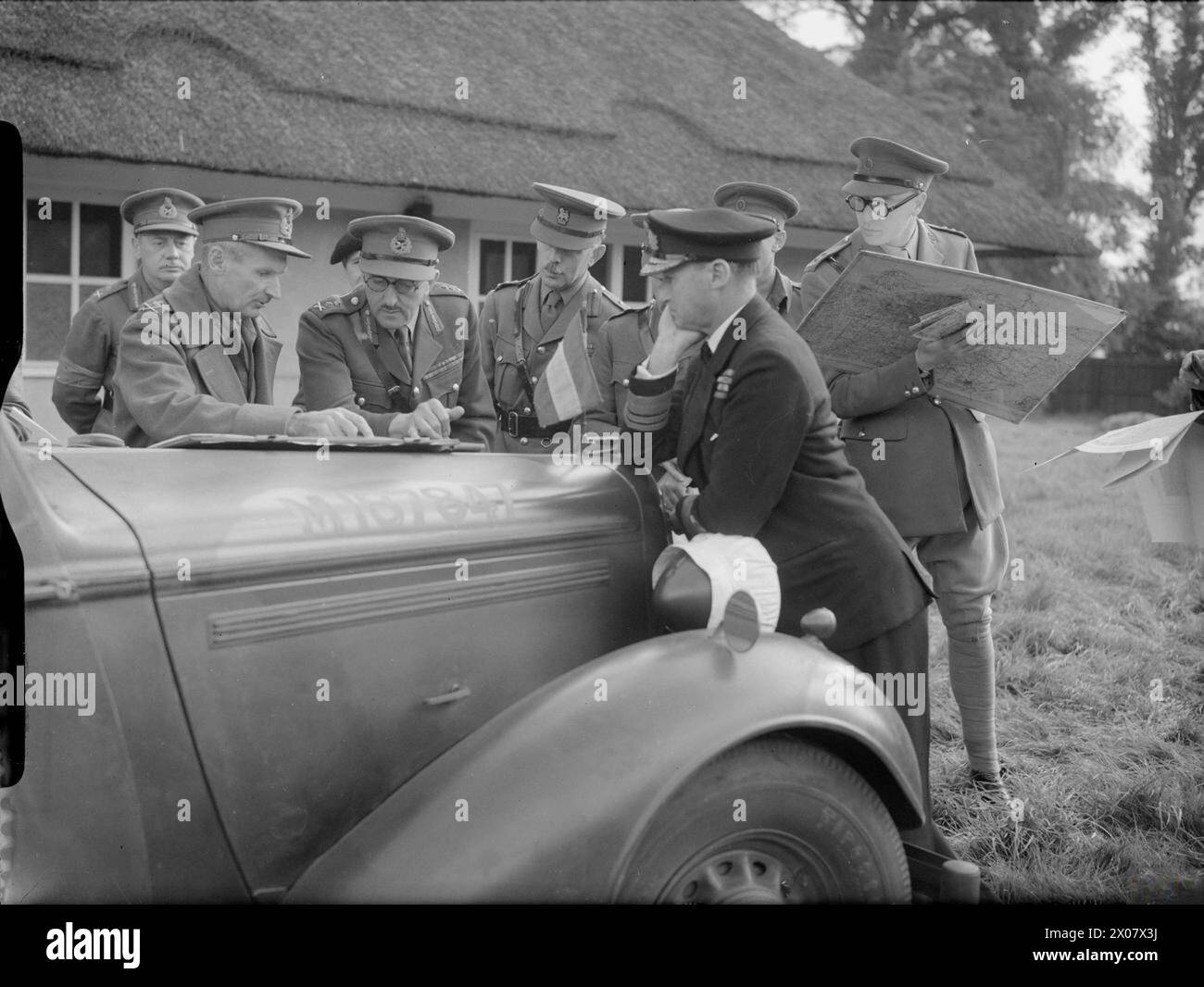 Gli alti ufficiali, tra cui il tenente generale Montgomery e il generale Sir Alan Brooke, discutono delle operazioni durante l'esercitazione "Bumper" del 2 ottobre 1941 nel Regno Unito. Foto Stock