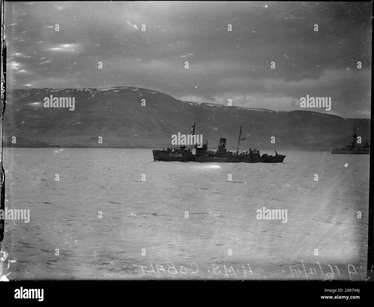 La corvetta HMCS Cobalt lascia Hvalfjord, Islanda, il 16-17 novembre 1941, operando come parte della Royal Canadian Navy. Foto Stock