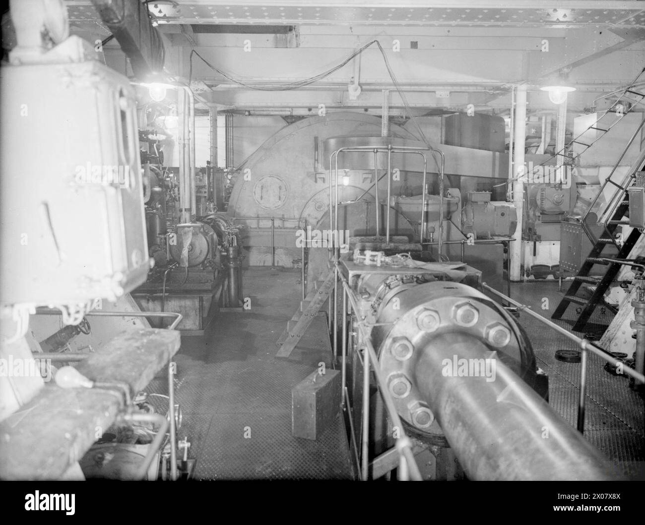 La sala macchine della SS Empire Byng a Bromborough vicino Liverpool, 19 aprile 1945, mostra i motori elettrici a turbina GEC e l'alloggiamento dell'albero principale per il motore. Foto Stock