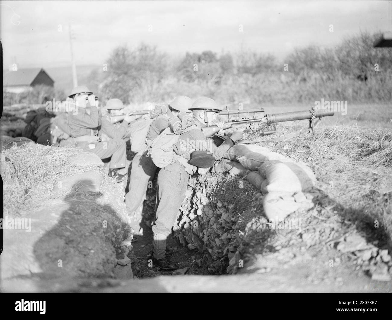 Nel 1940, i marinai in abito da battaglia cachi con berretti da marinaio azionarono cannoni Tommy per le difese costiere, pattugliare scogliere e proteggere i campi di addestramento contro potenziali invasioni nemiche. Foto Stock