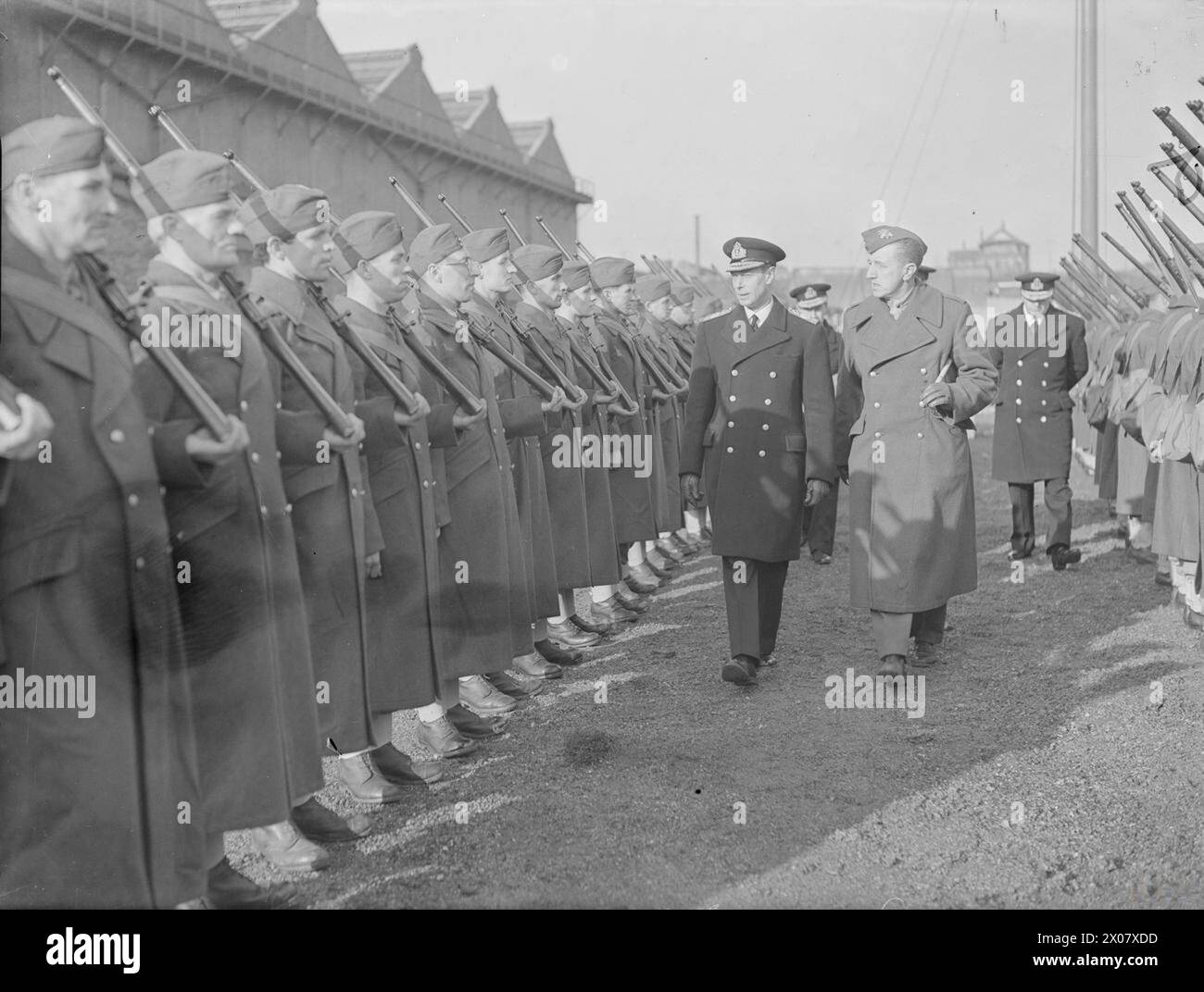 Sua Maestà il Re ispezionando il personale dei cantieri navali della Guardia interna a Rosyth il 5 marzo 1941. Foto Stock