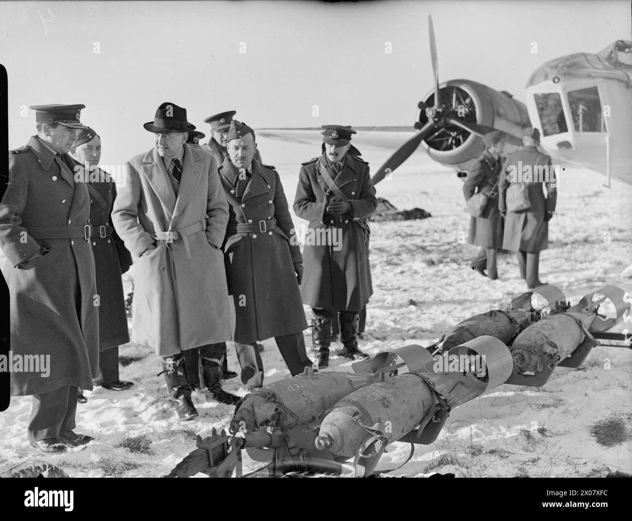 Il capitano H.H. Balfour, Sottosegretario di Stato per l'aria, ispeziona il carico di bombe GP da 250 lb su un Bristol Blenheim Mark IV della Advanced Air Striking Force su un campo d'aviazione coperto di neve in Francia, 1939-1940. Foto Stock Il capitano H.H. Balfour, Sottosegretario di Stato per l'aria, ispeziona il carico di bombe GP da 250 lb su un Bristol Blenheim Mark IV della Advanced Air Striking Force su un campo d'aviazione coperto di neve in Francia, 1939-1940. Foto Stock
