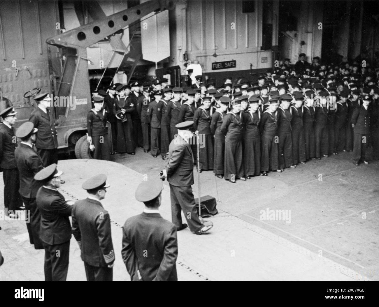L'11 maggio 1945, il primo Lord dell'Ammiragliato A V Alexander visitò la Home Fleet a Scapa Flow e aprì formalmente la catena di strade di barriera sulle strade rialzate per proteggere dagli attacchi degli U-Boot, rivolgendosi all'equipaggio della HMS Trumpeter all'hangar di Hatston. Foto Stock
