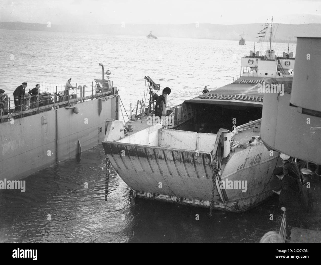 La LCT (3) entra nel primo approdo della nave da sbarco a bordo della HMS Eastway a Greenock il 30 novembre e il 1 dicembre 1943, dimostrando operazioni navali anfibie. Foto Stock