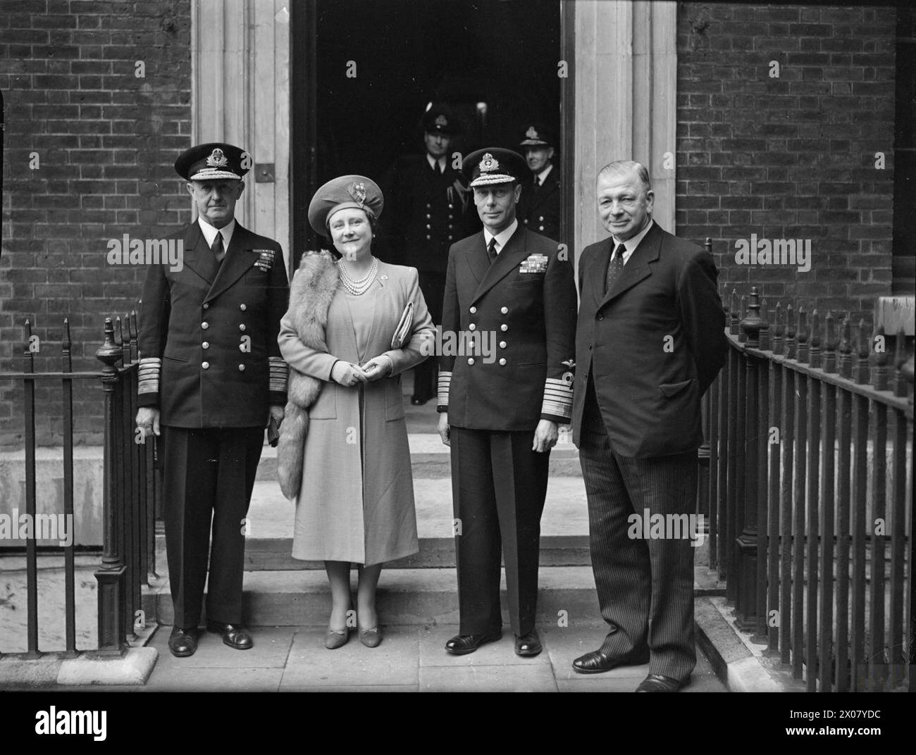 Il re e la regina visitarono l'Ammiragliato il 5 aprile 1944, accompagnati dall'ammiraglio della flotta Sir Andrew Cunningham, First Sea Lord, e First Lord A V Alexander, in posa per una fotografia alla fine della visita reale. Foto Stock