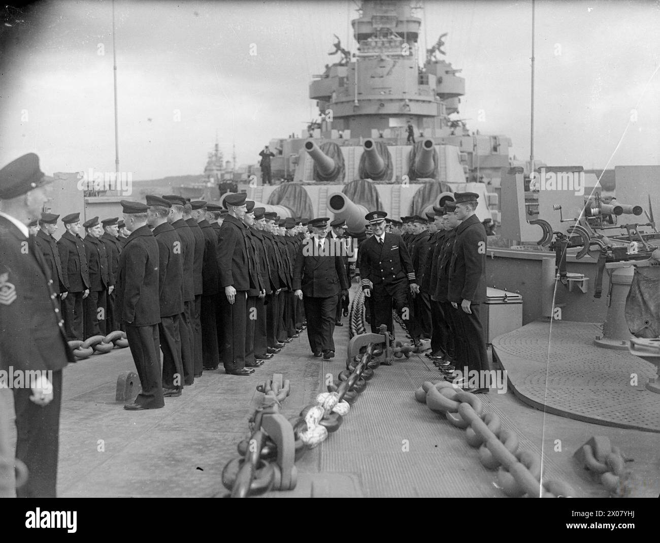 Nel giugno 1943, il primo Lord e ammiraglio Stark, comandante delle forze navali statunitensi in Europa, visitò la Home Fleet a Scapa Flow, ispezionando la USS South Dakota. Foto Stock