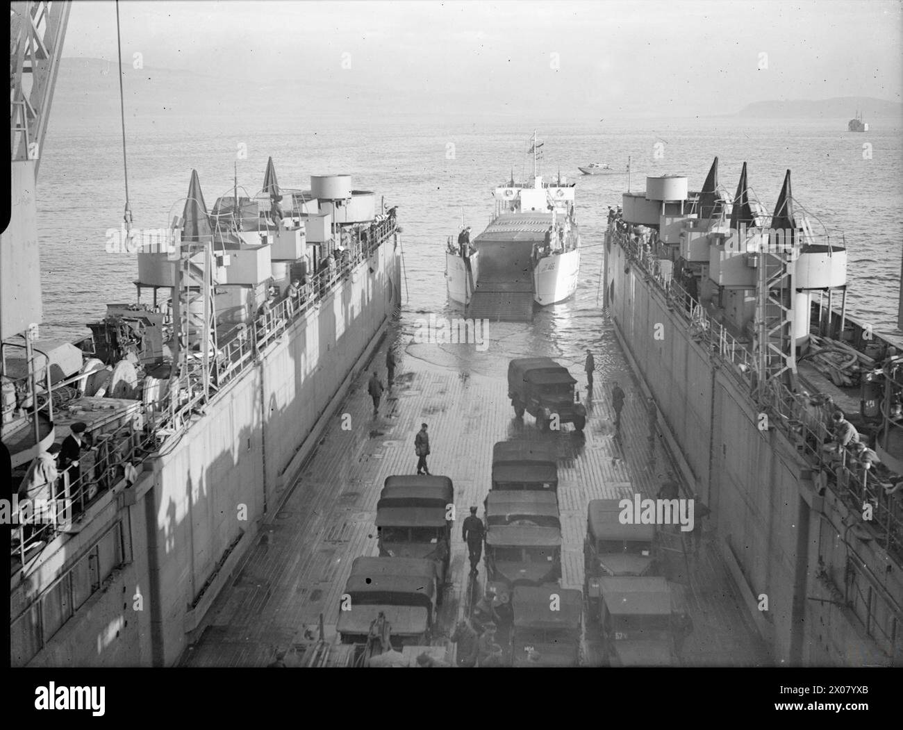 I camion stavano sbarcando da un carro armato Mark 3 Landing Craft (LCT 466) a bordo della HMS Eastway, la prima nave da sbarco, a Greenock durante la seconda guerra mondiale Foto Stock