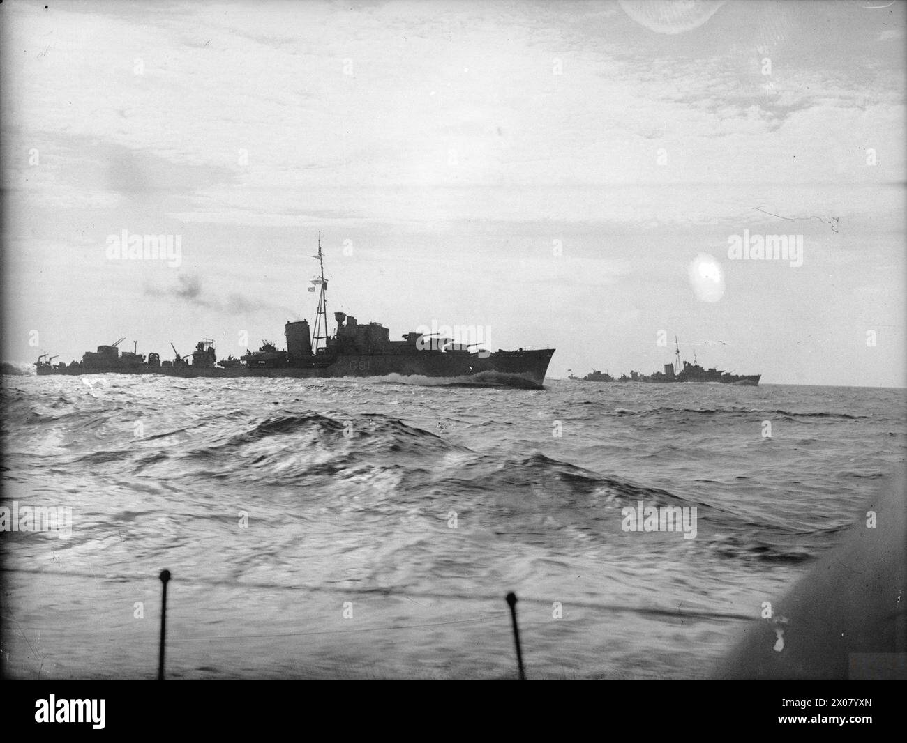 Nel 1940, i cacciatorpediniere sono mostrati sagomati in linea di formazione in mare. Le fotografie documentano le navi durante le operazioni e le manovre. Foto Stock