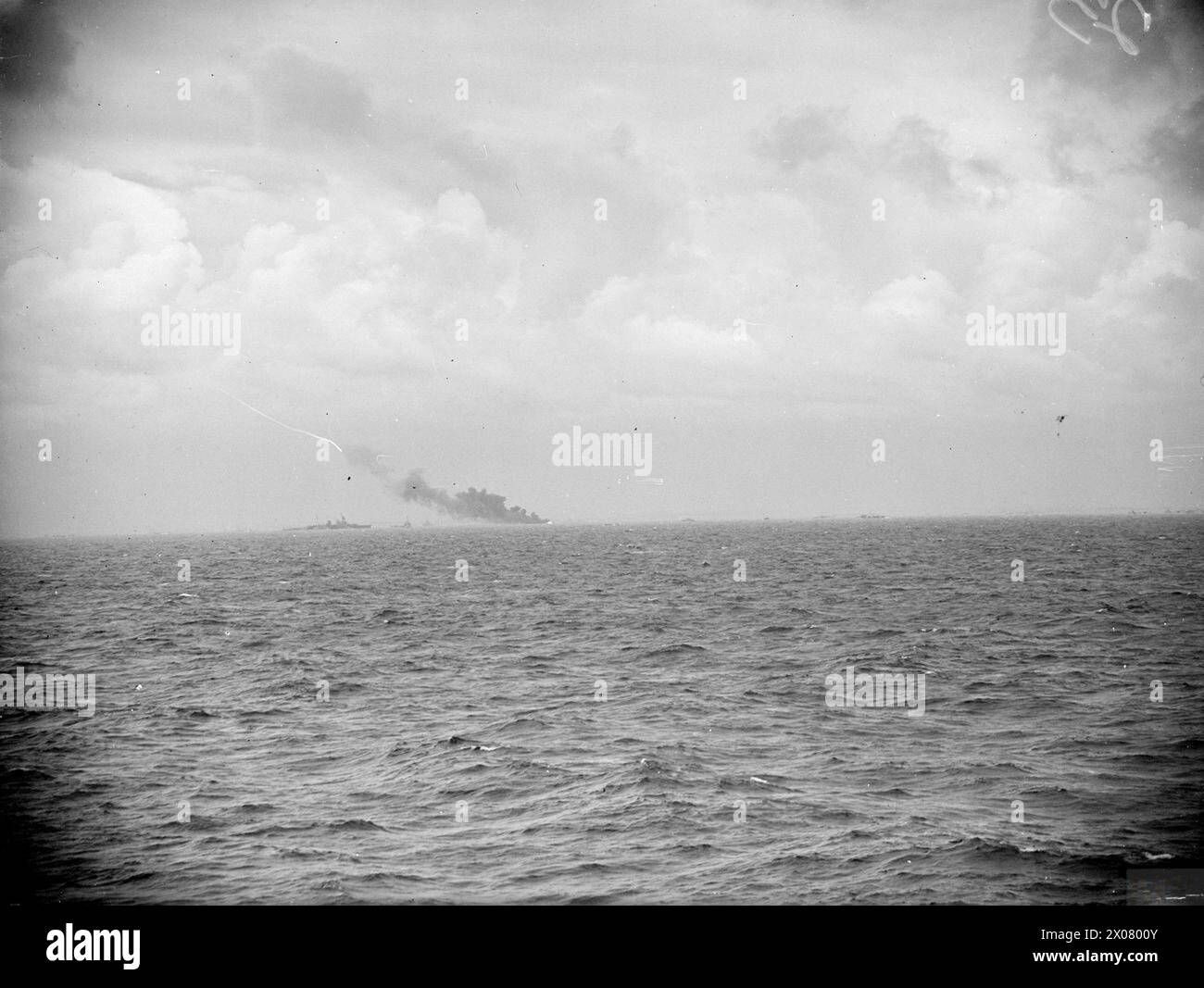 Il 6 giugno 1944, durante l'invasione in Normandia, una nave da guerra alleata fu colpita da un fuoco nemico, osservato dalla fregata HMS Holmes, parte della scorta per bombardare la forza D al largo di le Havre che sosteneva gli sbarchi nell'area della Spada. Foto Stock