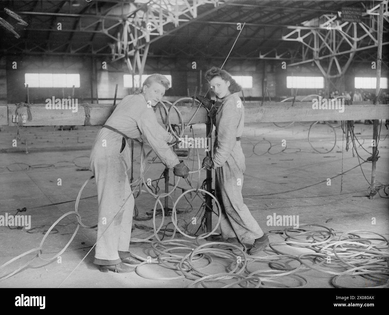 A Southampton il 13 ottobre 1942, le donne lavorarono sulle reti da difesa Boom, infilando i passacavi per mantenere le barriere difensive navali nei porti. Foto Stock