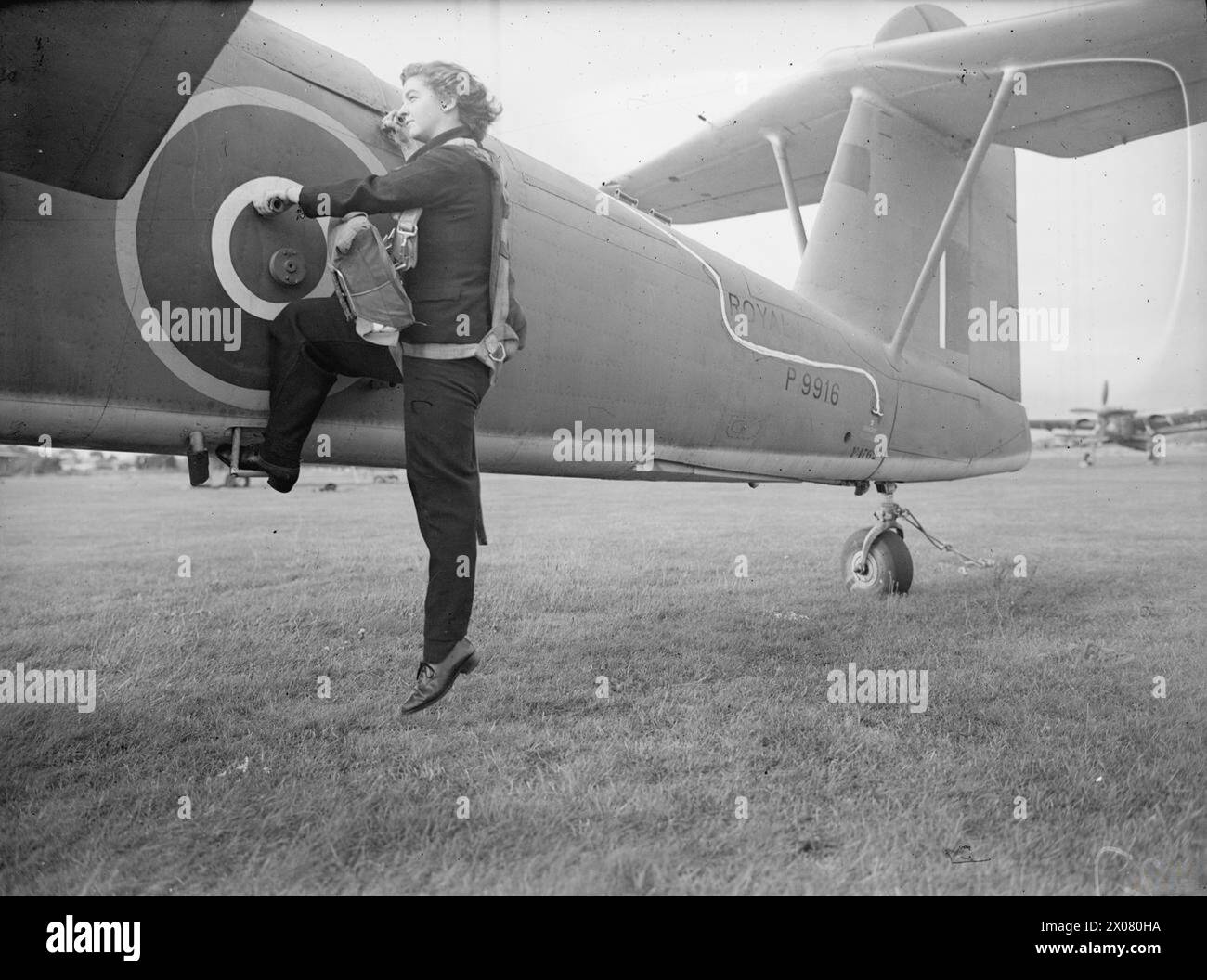 Dal 13 al 17 settembre 1943 presso la Lee-on-Solent Fleet Air Arm Station, un importante meccanico di Wren radio ha testato apparecchiature radio per aerei in volo riparate da Wrens. Foto Stock