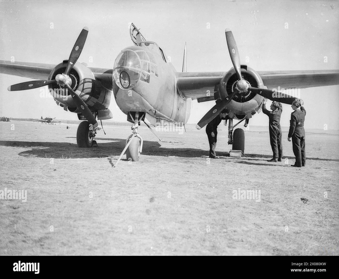 ROYAL AIR FORCE 1939-1945: BOMBER COMMAND - Douglas DB-7 Boston i AE458 pronto per un'ispezione da parte del Duca di Kent durante una mostra di nuovi tipi di aeromobili presso l'Aeroplane & Armament Experimental Establishment (A&AEE), Boscombe Down, Wiltshire, 28 agosto 1940 George, Prince (Duca di Kent) Foto Stock