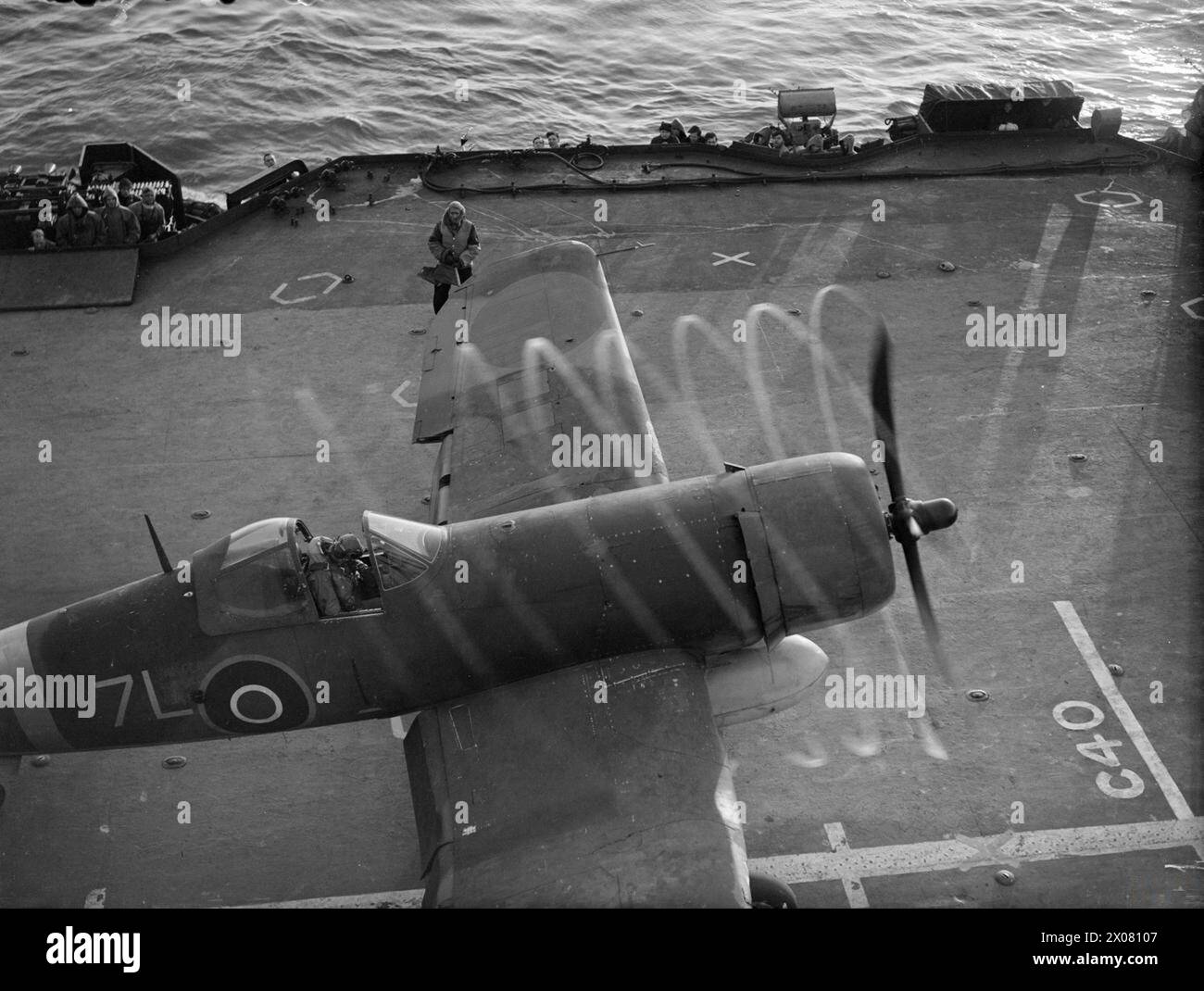 Una lancia di pilotaggio di Chance-Vought Corsair catturata a bordo della HMS Formidable in mare nel luglio 1944, Fleet Air Arm Operations. Foto Stock