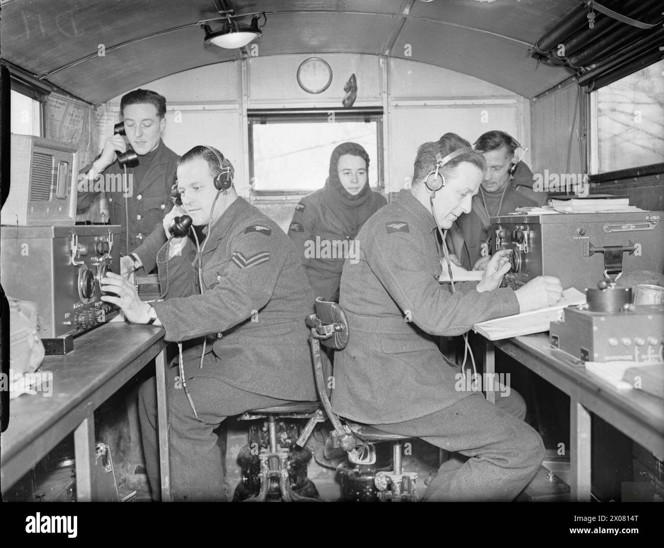 ROYAL AIR FORCE: FRANCIA 1939-1940. - Operatori radio del No. 73 Squadron RAF al lavoro in una stazione mobile di ricezione a Rouvres Royal Air Force, Royal Air Force Regiment, Sqdn, 73, Royal Air Force, Advanced Air Striking Force Foto Stock