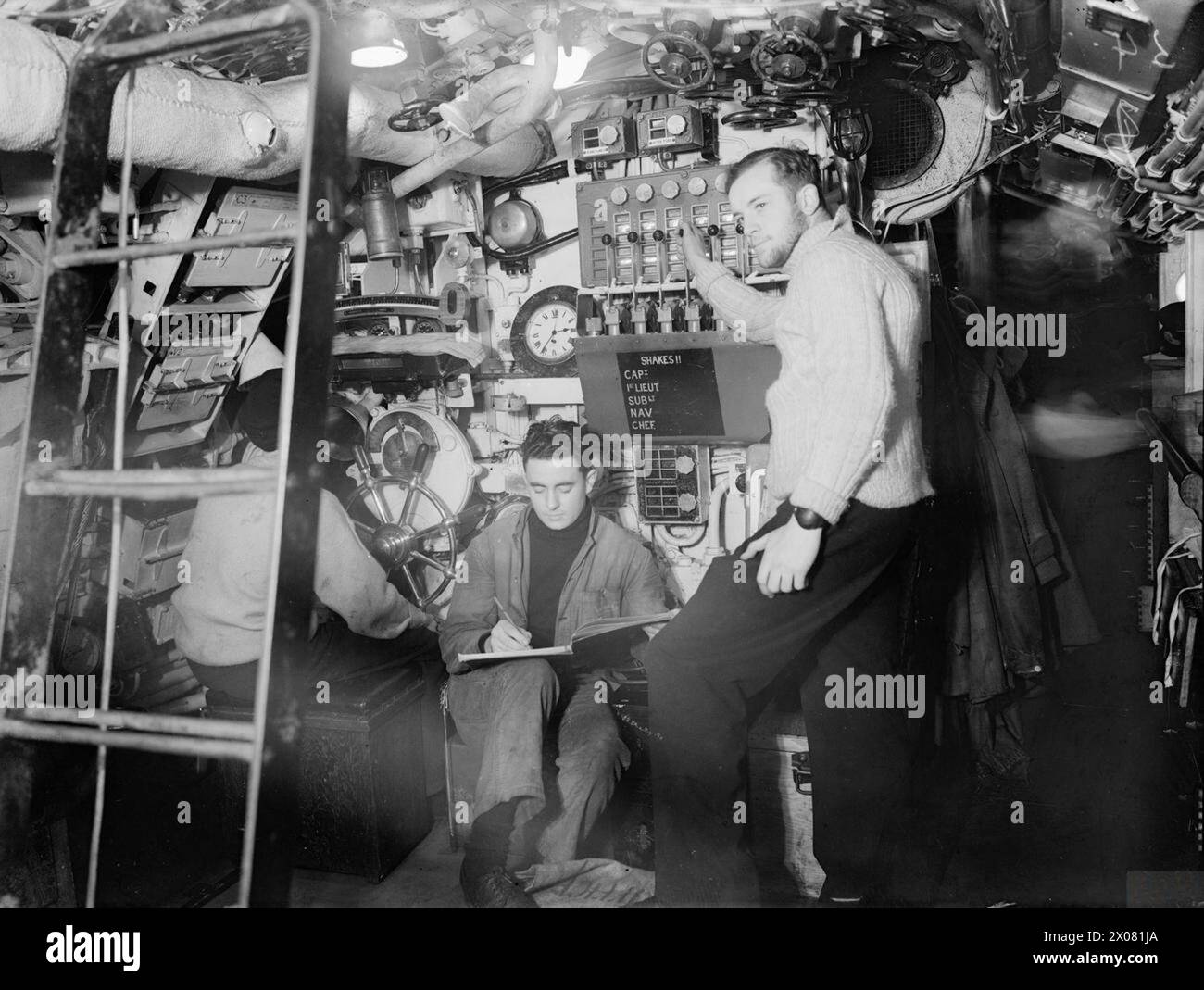 Il sottotenente G. F. McKenzie della Royal Navy è al pannello di controllo dei siluri sulla HMS Seraph a Holyhead Harbour, assistito da Able Seaman K. R. Payne, durante la seconda guerra mondiale. Foto Stock