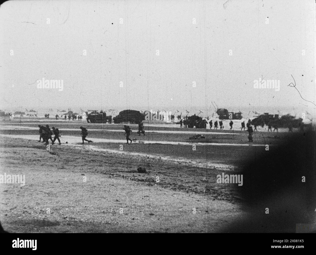 Il 6 giugno 1944, la fanteria britannica sbarcò a Queen Red Beach, nell'area della Spada, durante l'invasione della Normandia. Carri armati, tra cui Sherman e Churchill AVRE, e altri veicoli erano sul bordo dell'acqua. Foto Stock