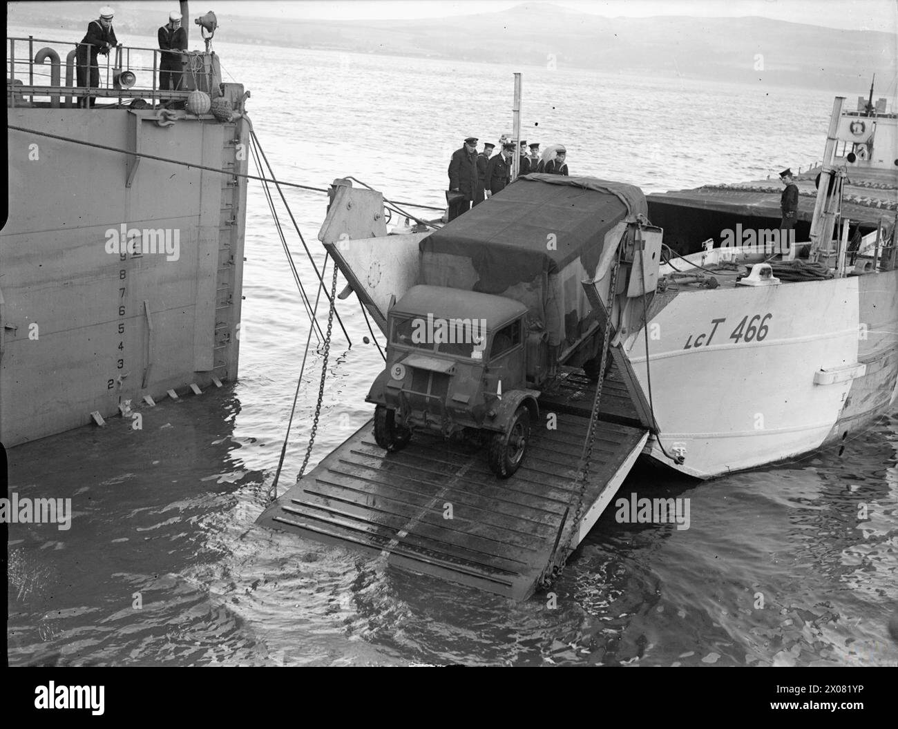Un carro armato Mark 3 Landing Craft (LCT 466) è fissato mentre un camion scende lungo la rampa a bordo della HMS Eastway, la prima banchina di sbarco, con la banchina tagliata di sei pollici a Greenock. Foto Stock