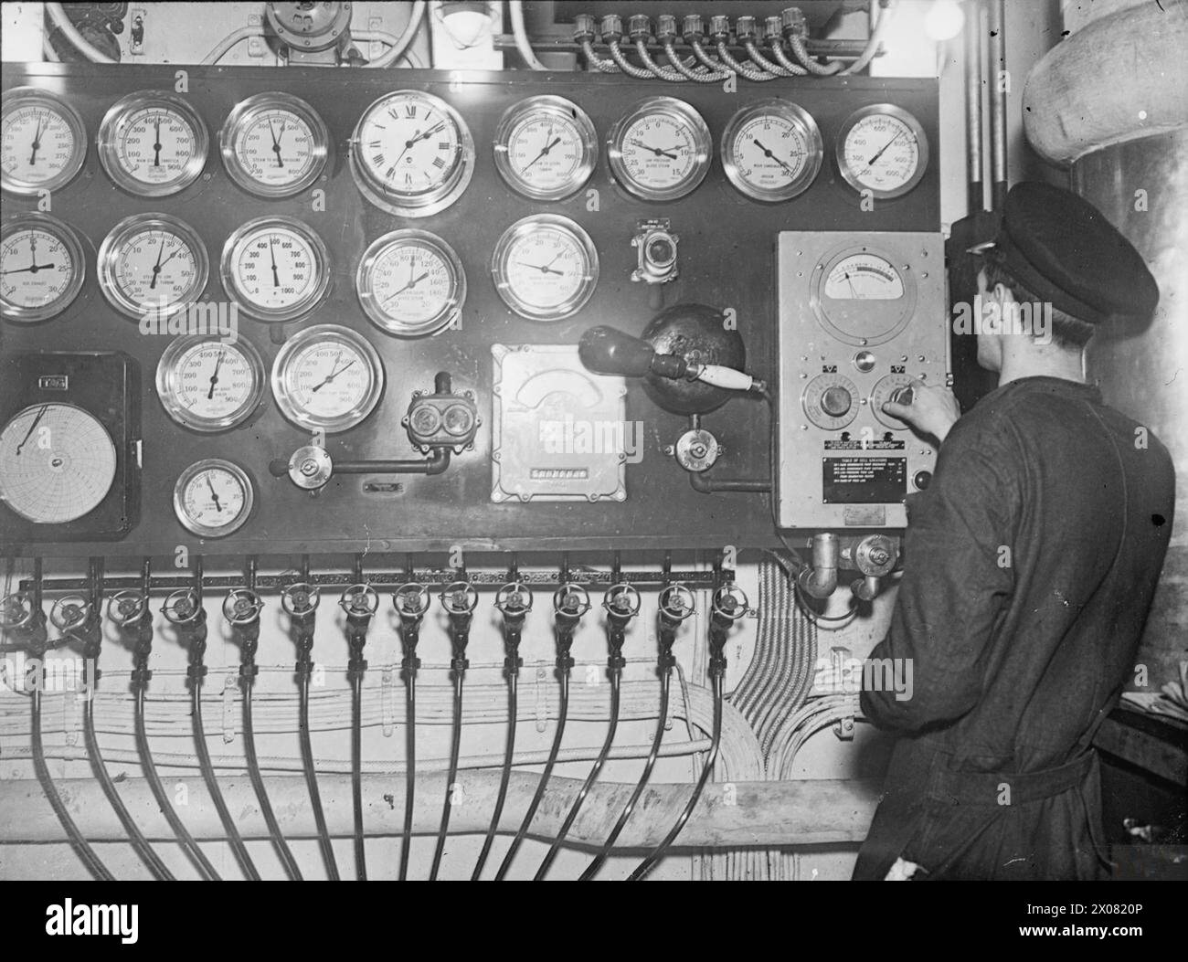 Dal settembre all'ottobre 1943, la HMS Tracker operò nel Nord Atlantico come portaerei di scorta, con il suo pannello di controllo principale utilizzato per gestire le operazioni di volo e di nave. Foto Stock