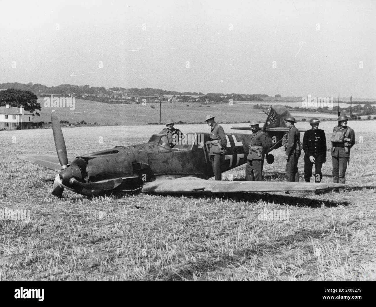 BATTAGLIA DELLA GRAN BRETAGNA 1940 - soldati e polizia ispezionano Messerschmitt Bf 109E-4 (W.Nr. 5587) pilotato da Ofw. Fritz Beeck del 6./JG 51, che sbarcò a East Langdon nel Kent mentre scortava un attacco a Manston, il 24 agosto 1940 Foto Stock