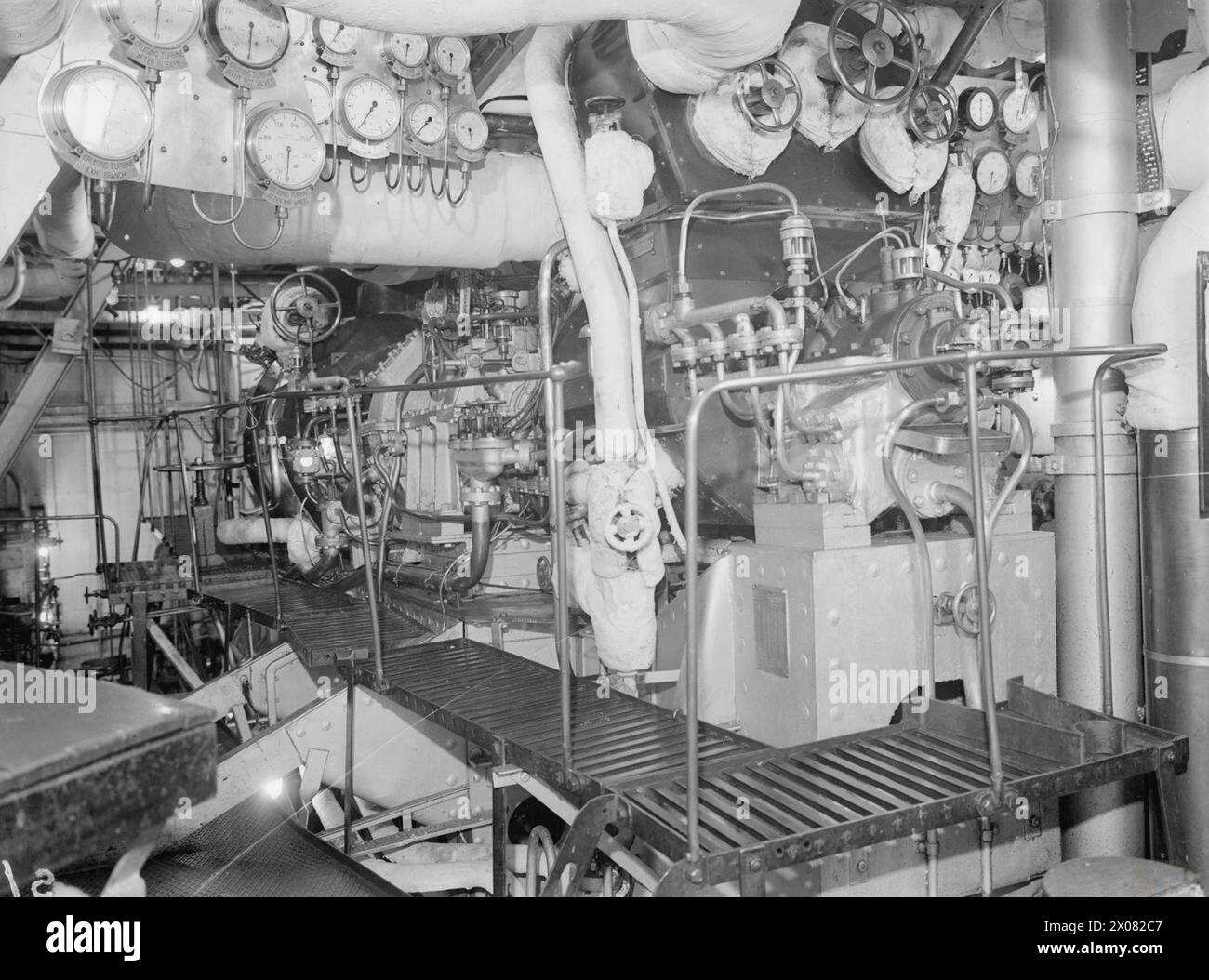 I motori da crociera della HMS Sheffield e i macchinari di propulsione, comprese le turbine da crociera e ad alta pressione, furono esaminati nel febbraio 1944. Foto Stock